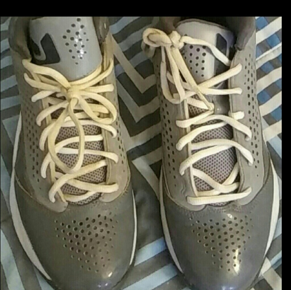 Basketball shoes